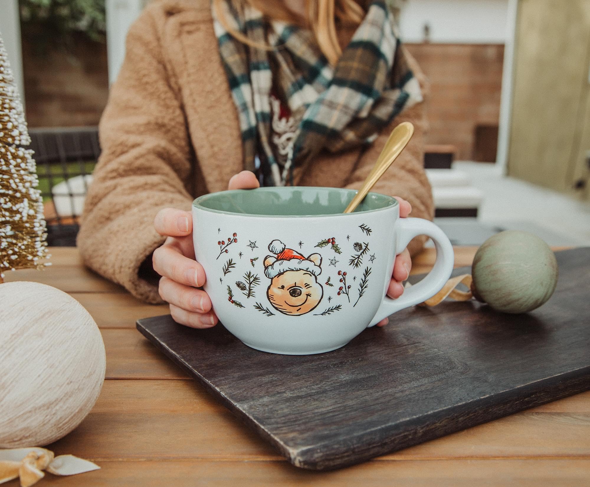 Diseño licenciado de Pooh de Disney, tema invernal y festivo.