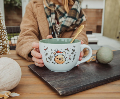 Diseño licenciado de Pooh de Disney, tema invernal y festivo.