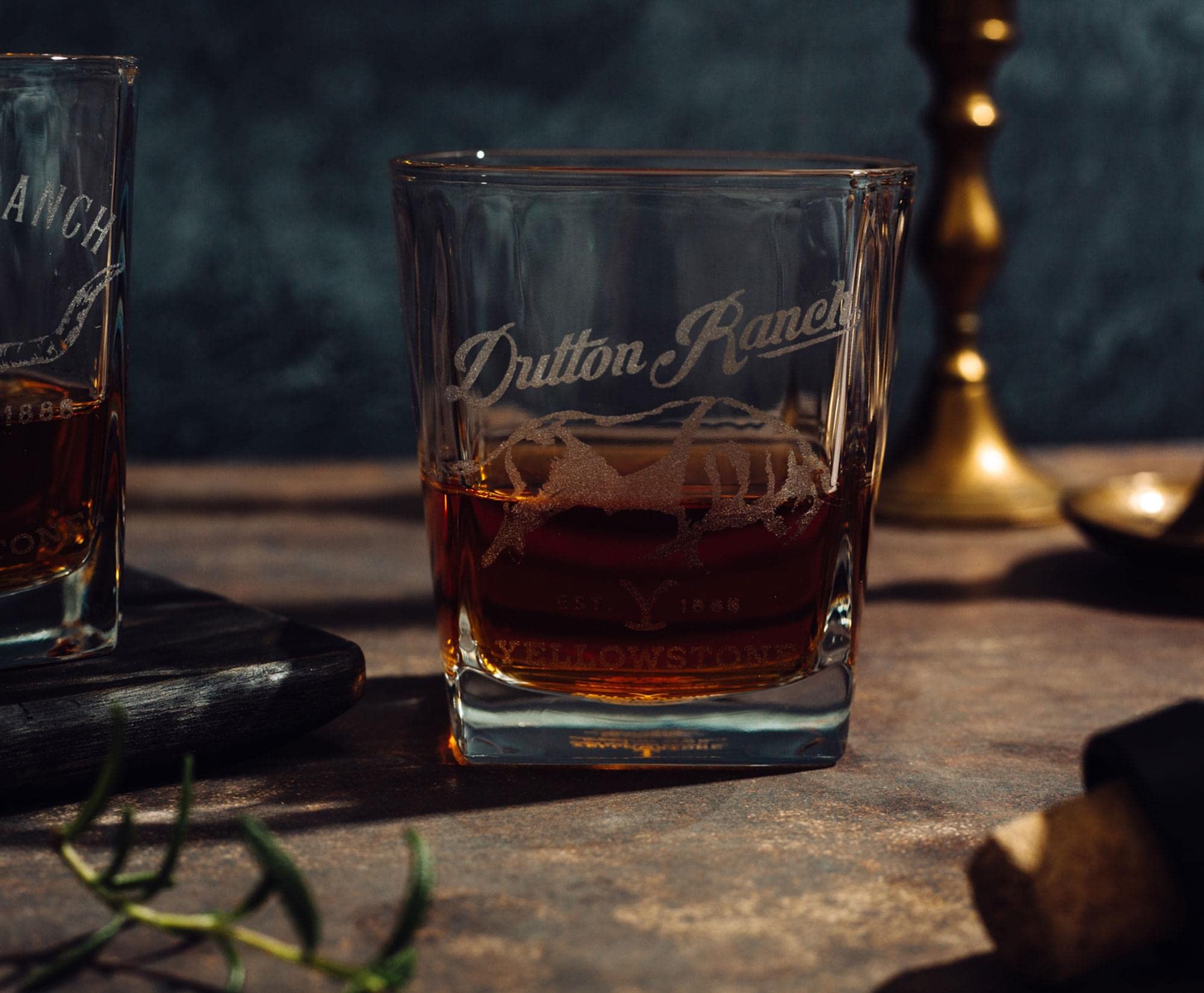 Capacidad de 9 onzas para disfrutar bebidas favoritas con Silver Buffalo Dutton Ranch.