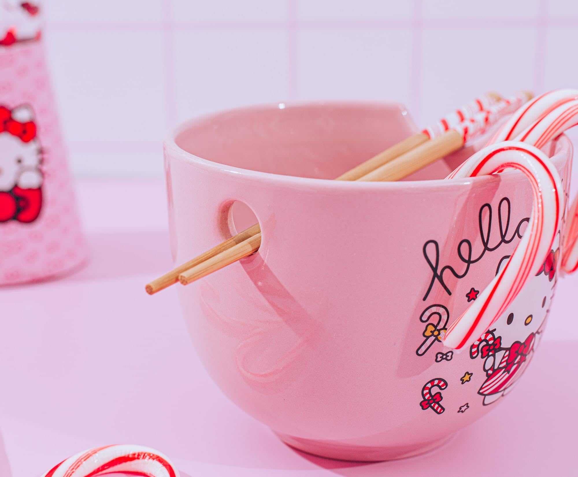 Acabado rosa suave y detalles festivos para una mesa atractiva.