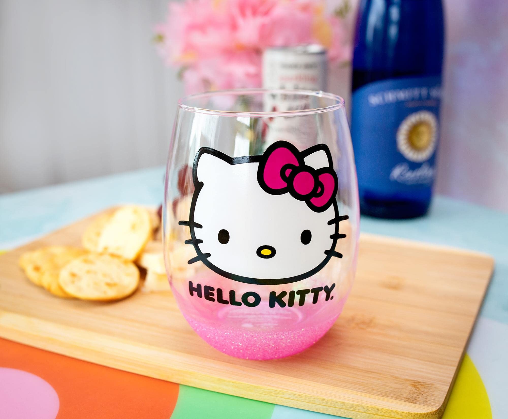 Vaso Silver Buffalo Hello Kitty con diseño adorable, ideal para mesas y reuniones.