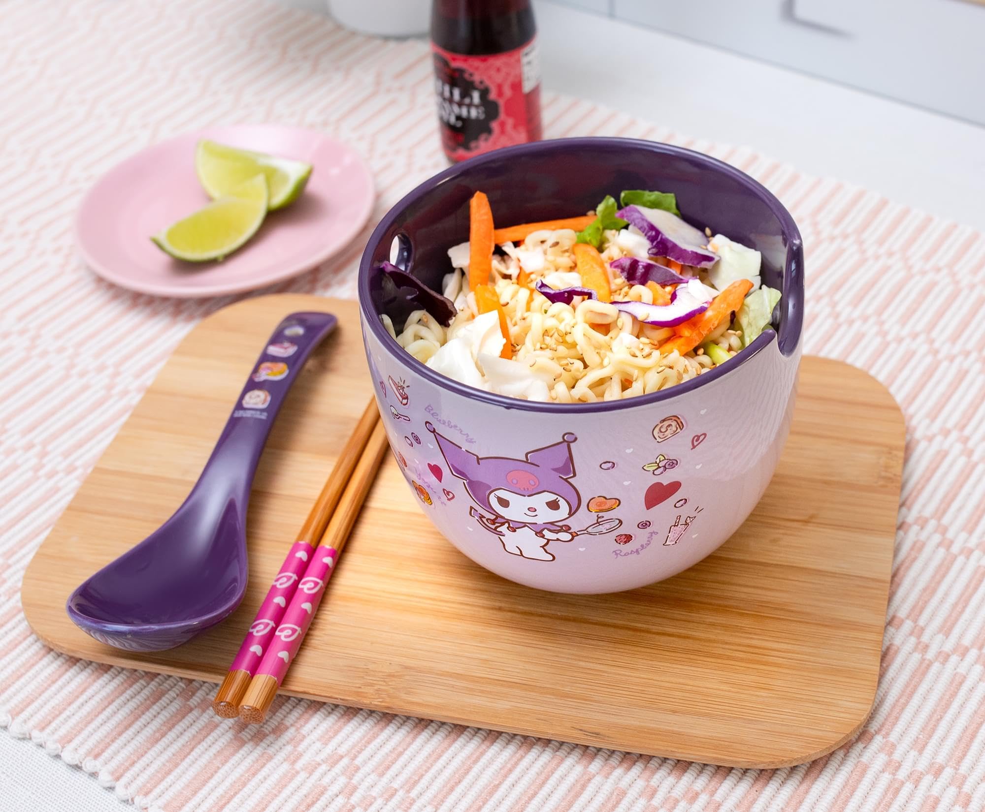 Conjunto de comedor licenciado Sanrio Kuromi para momentos en familia.