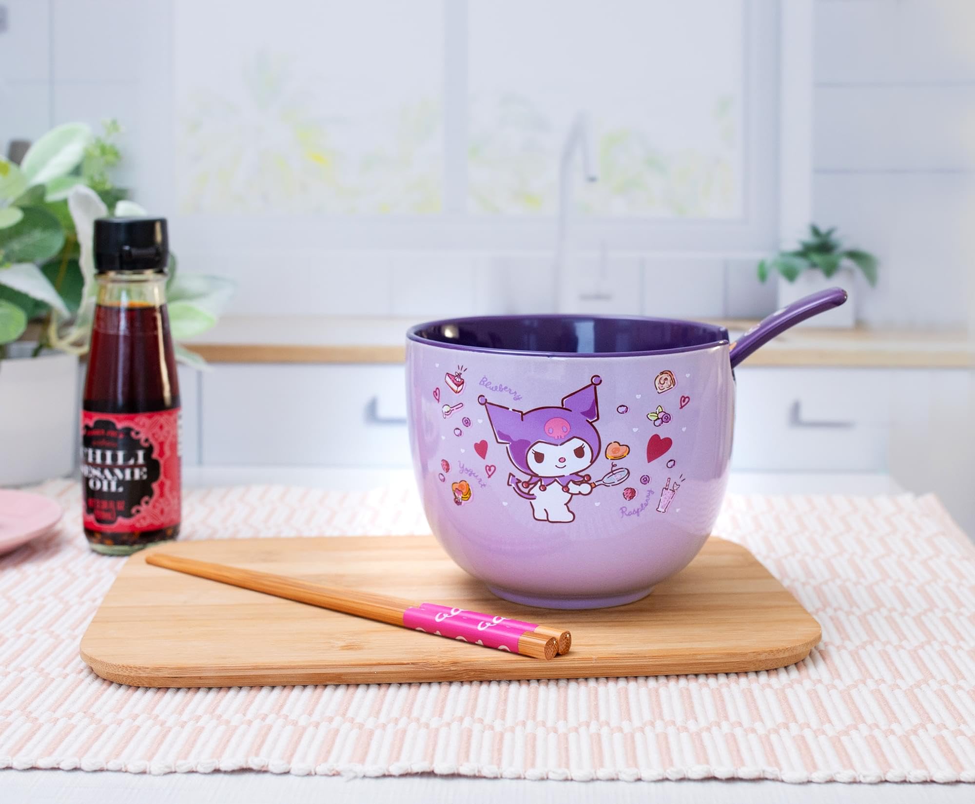 Detalle del cuenco con diseño personalizado Kuromi para comer con placer.