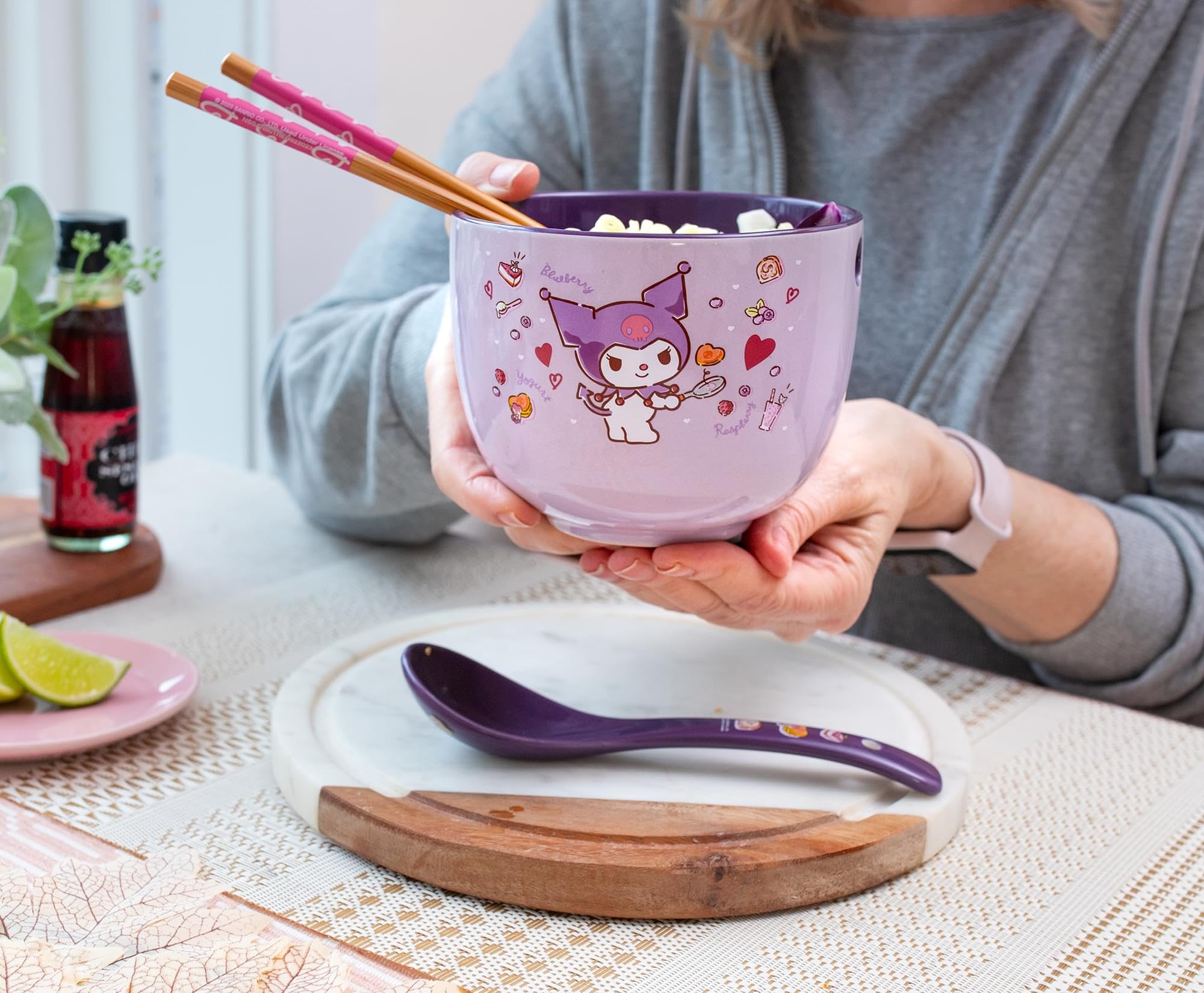 Conjunto oficial Sanrio Kuromi para cenas temáticas y coleccionismo.