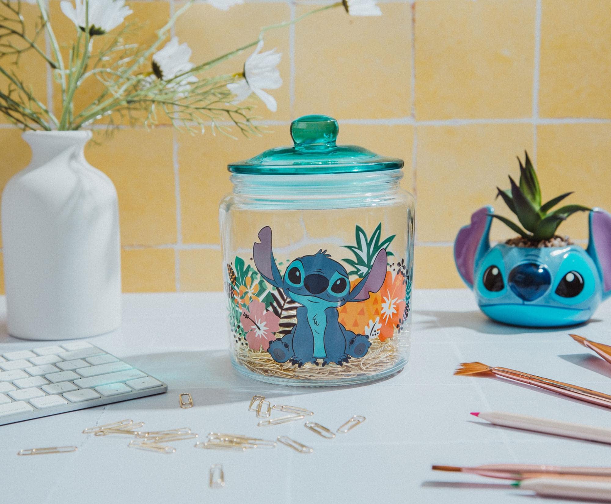 Detalles decorativos de tema tropical que inspiran organización.