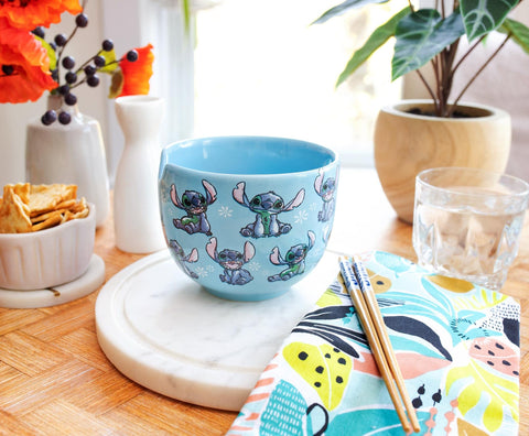 Diseño azul con Stitch y flores hawaianas para un toque tropical.