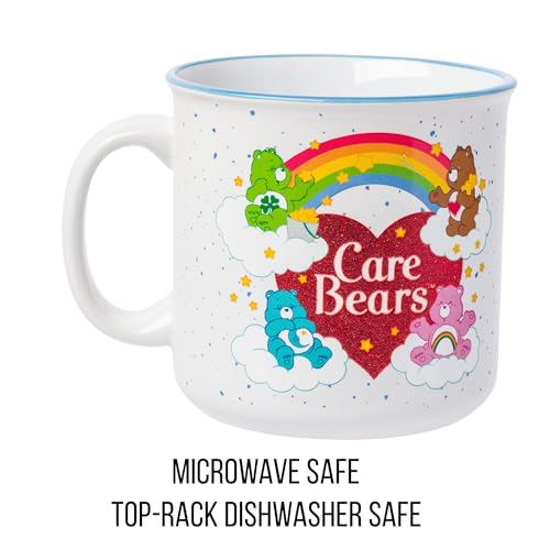 Taza cerámica con acabado resistente y logotipo arcoíris de los Osos Cariñosos.