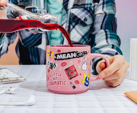 Taza Silver Buffalo Mean Girls, base rosada llamativa, ideal para bebidas calientes.
