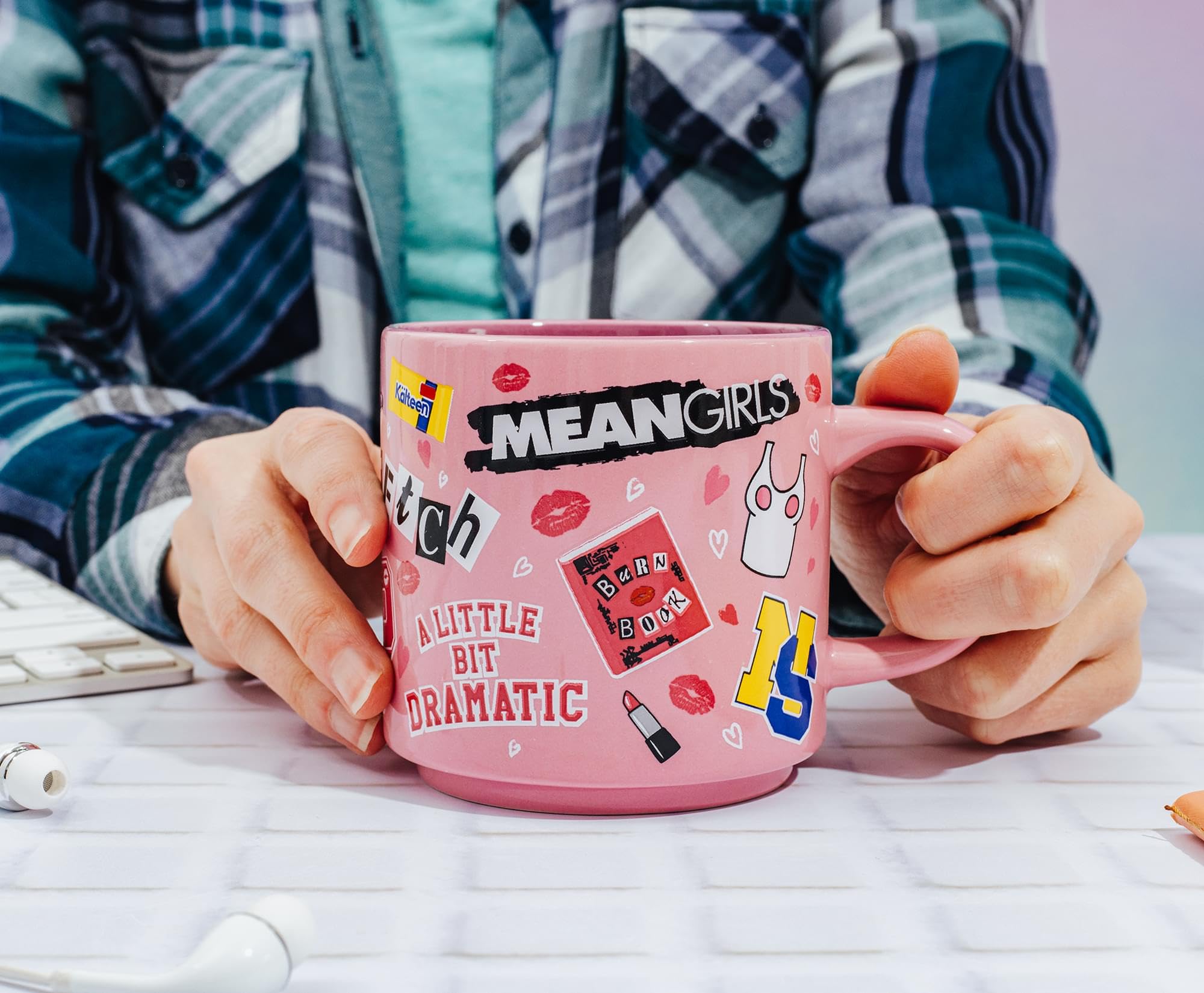 Taza Silver Buffalo Mean Girls, Kalteen Bar detalle, colección oficial.