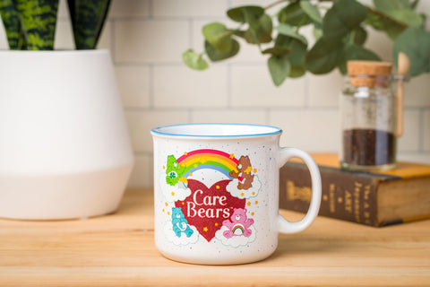Merchandising oficial de Osos Cariñosos en una taza colorida.