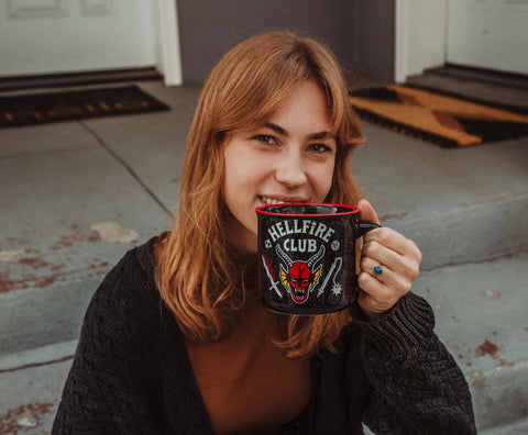 Personajes de Stranger Things en la taza para fanáticos.
