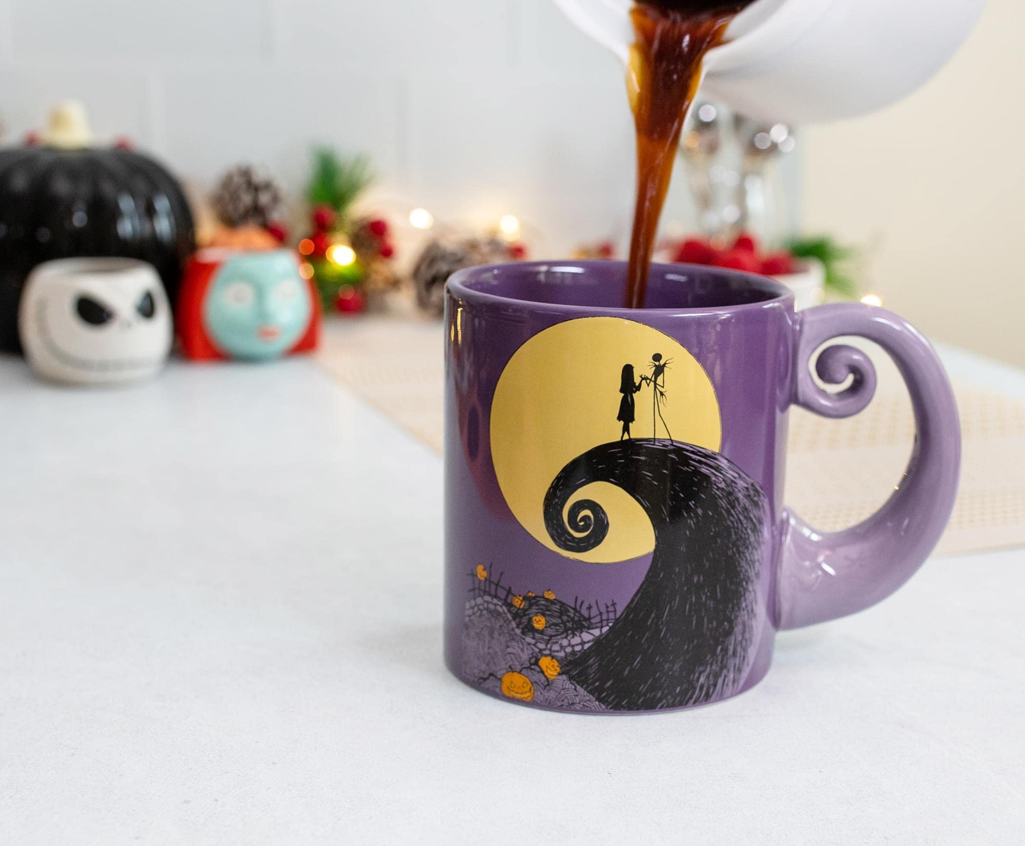 Taza Silver Buffalo vista trasera abrazo muestra el Spiral Hill
