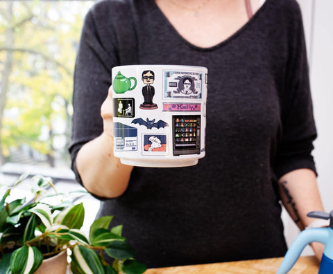 Taza Silver Buffalo con impresión oficial de la serie para coleccionistas