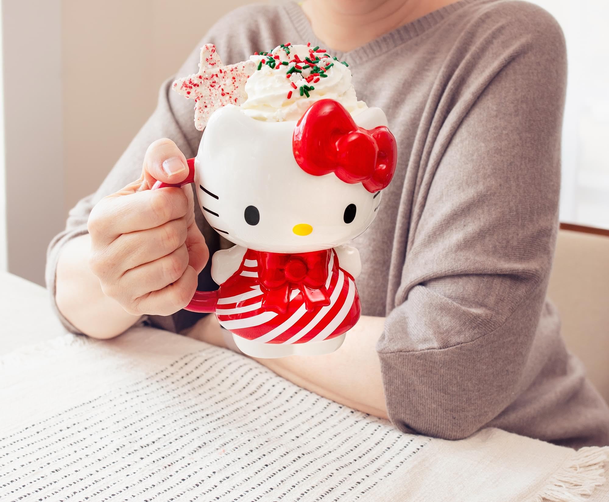 Ritual de café diario con taza Hello Kitty 3D Silver Buffalo