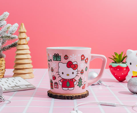 Espacio amplio para bebidas calientes, taza Hello Kitty favoreciendo malvaviscos y crema.