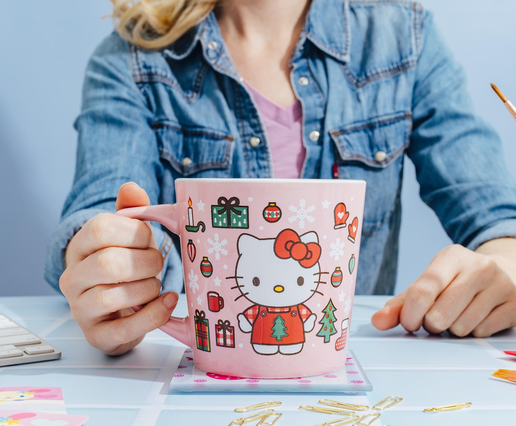 Regalo navideño ideal con licencia oficial Sanrio, celebra con estilo.