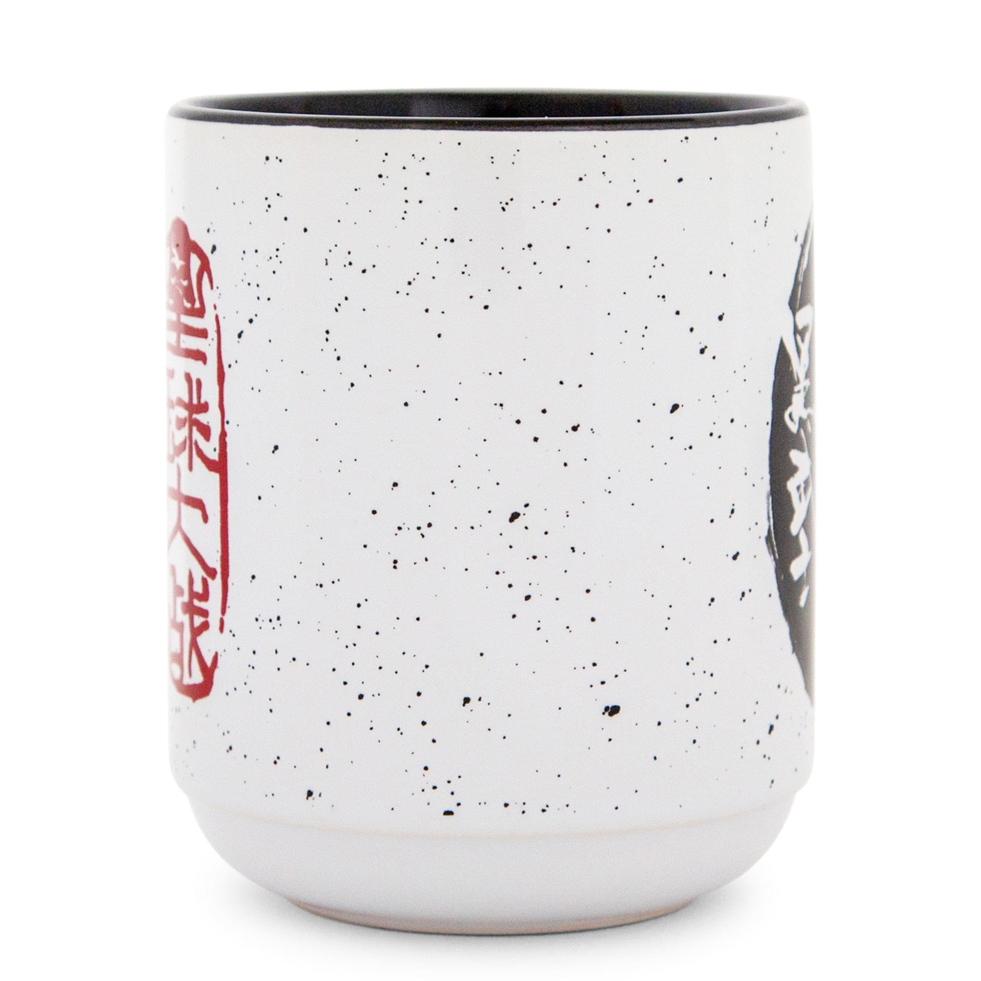 Armadura negra de Darth Vader en taza de cerámica Silver Buffalo para colección.