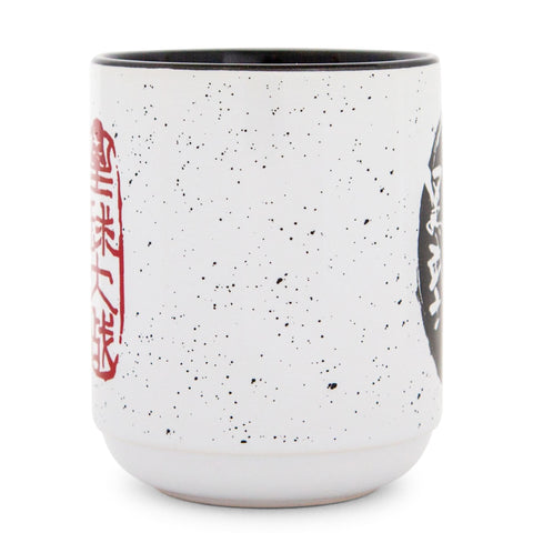 Armadura negra de Darth Vader en taza de cerámica Silver Buffalo para colección.