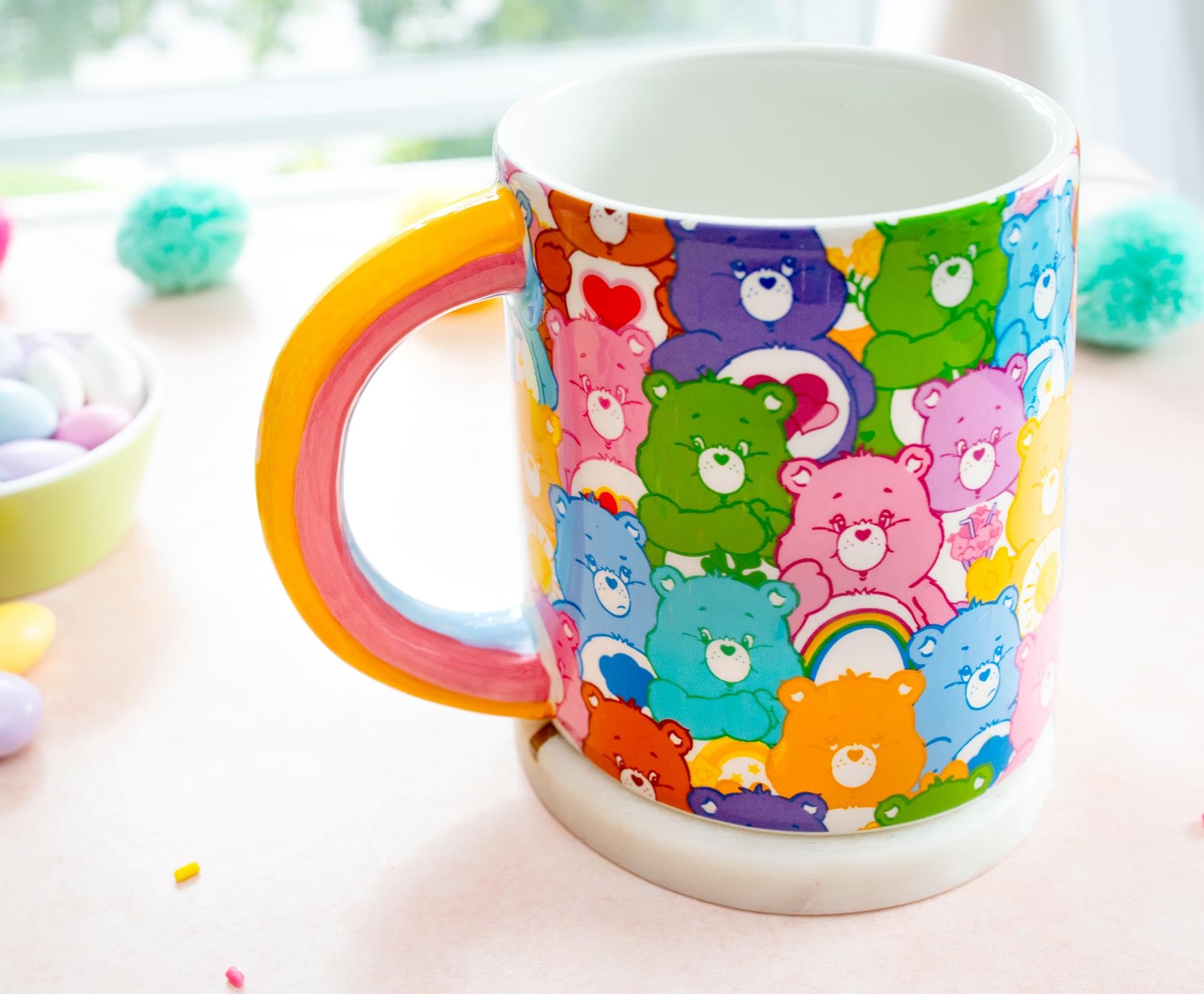 Detalle del motivo Care Bears alrededor de la taza para estilo divertido.