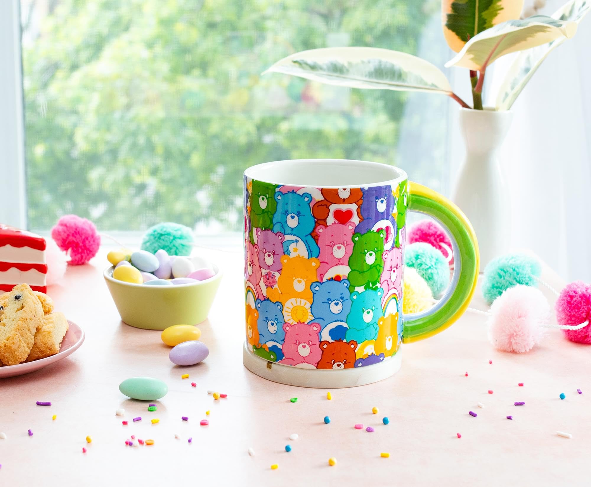 Manija arcoiris brillante en la taza Care Bears, añade toque lúdico.