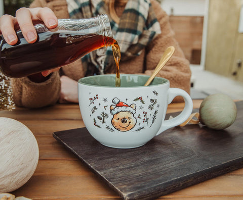Taza cerámica con asa, apta para microondas y lavavajillas en la rejilla superior.
