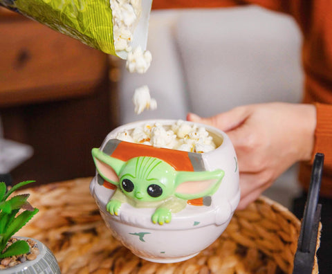 Taza de cerámica Bebé Yoda 3D de Silver Buffalo, ideal para momentos de pausa.