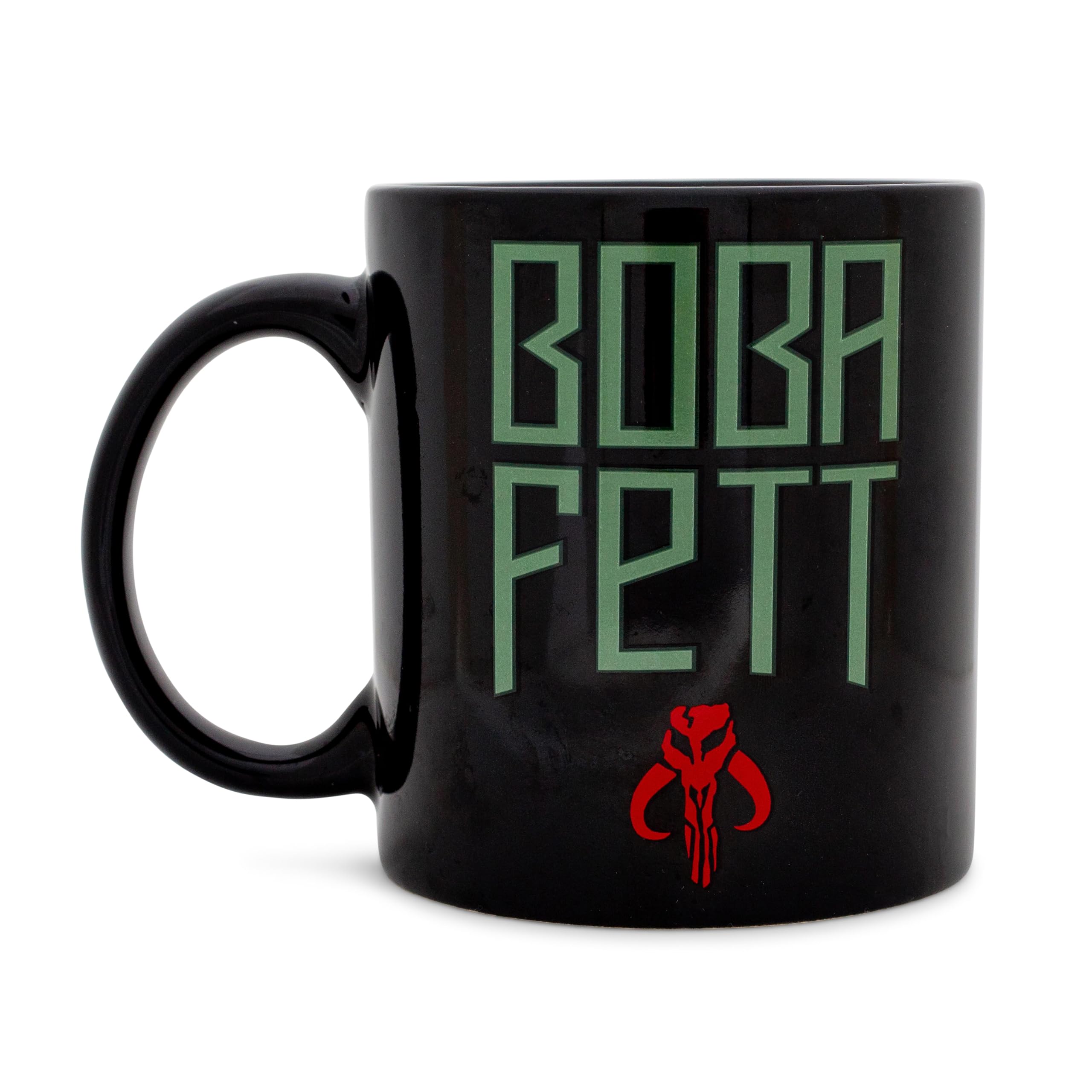 Detalle del casco Boba Fett en fondo negro, taza Silver Buffalo