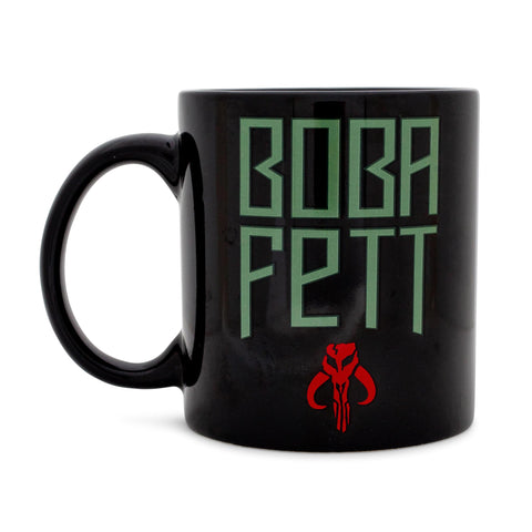 Detalle del casco Boba Fett en fondo negro, taza Silver Buffalo