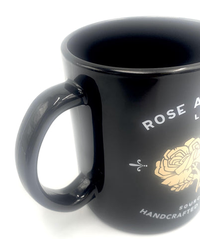 Vista lateral de la taza Rose Apothecary, diseño elegante para escritorio.
