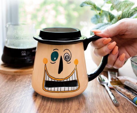 Taza licenciada de Disney con diseño 3D del alcalde para coleccionistas.