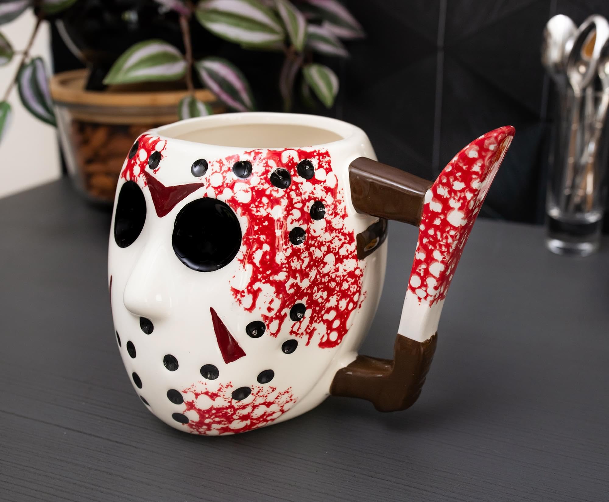 Taza Jason multicolor con diseño 3D llamativo