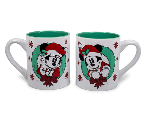 Taza de Mickey con corona navideña, ideal para chocolate caliente.