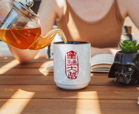 Colección Star Wars: Darth Vader en taza de té Silver Buffalo para escritorio.