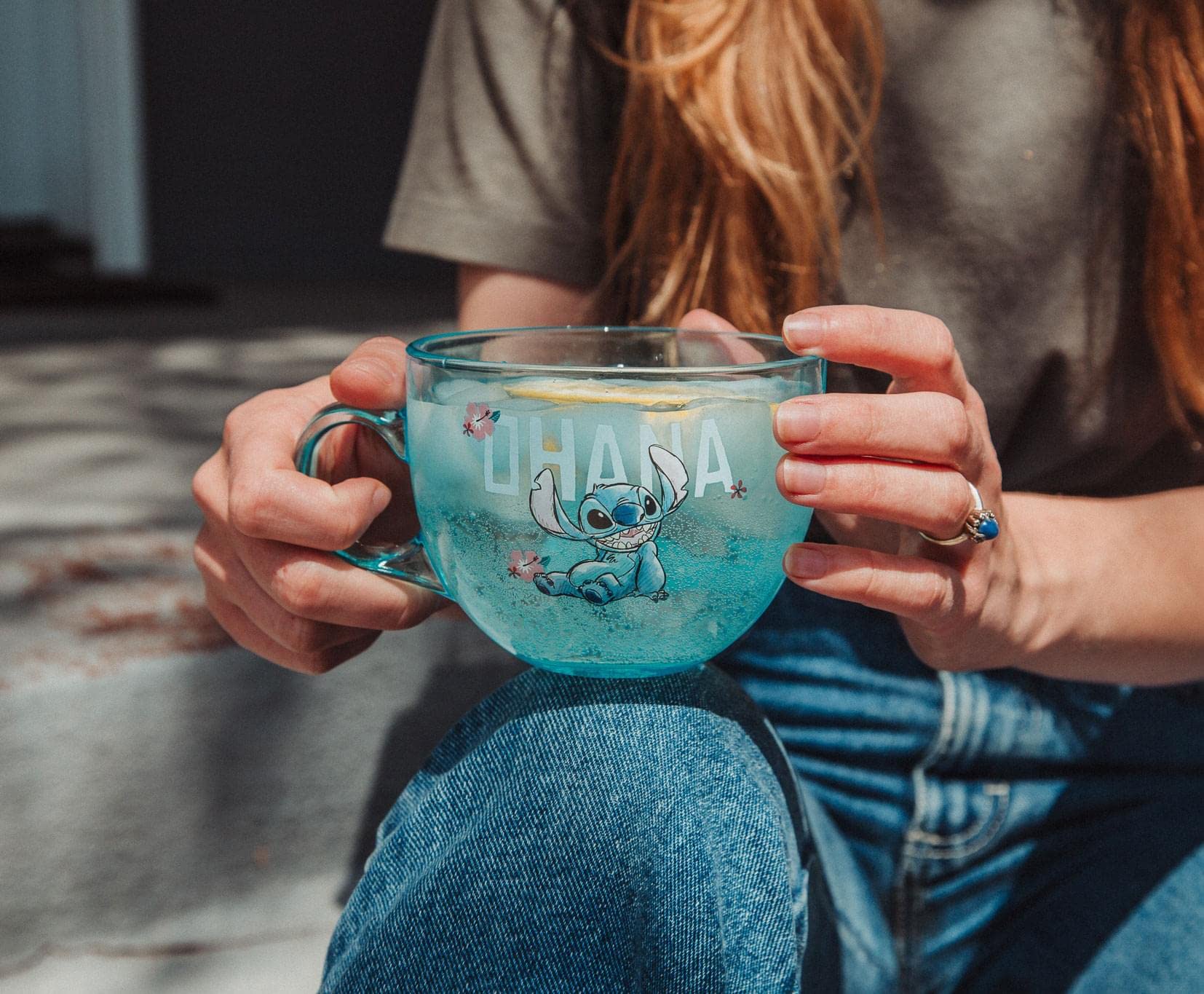 Taza de vidrio azul translúcido con Ohana, perfecta para bebidas calientes o frías