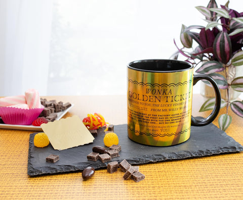 Taza Willy Wonka con diseño dorado, evoca la fantasía de la fábrica de chocolate