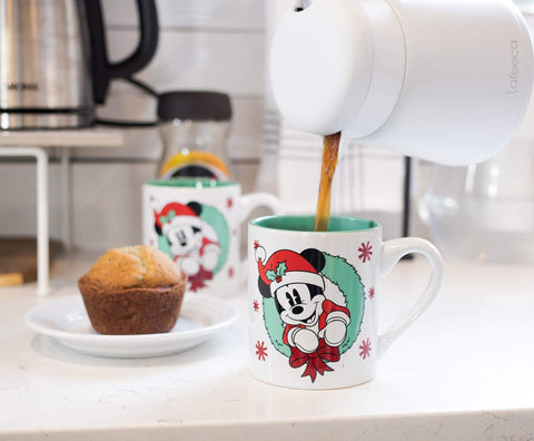 Conjunto de tazas juntos, parecen mirarse frente a frente.