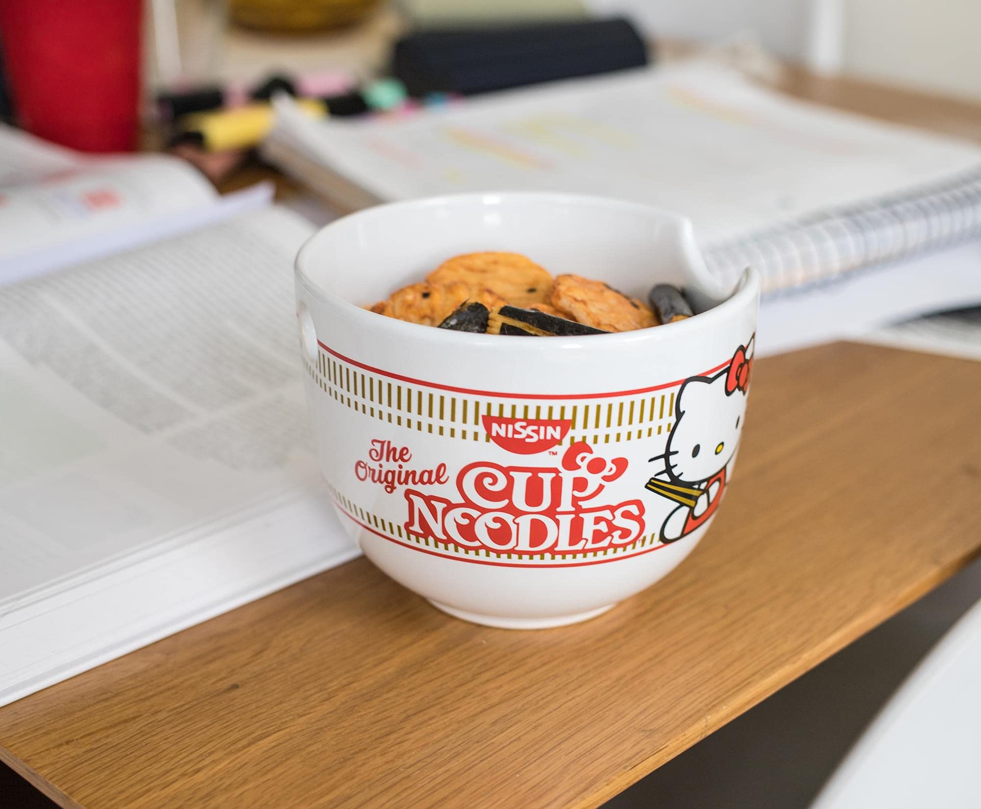 Tazón ramen de 20 oz con palillos incluidos para una comida completa.