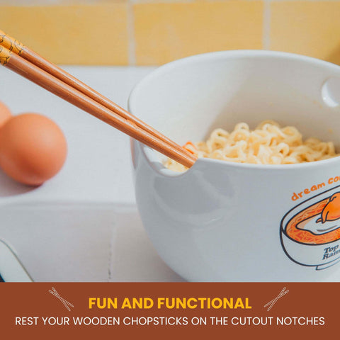 Detalle del diseño premium de Top Ramen en el tazón de cerámica.
