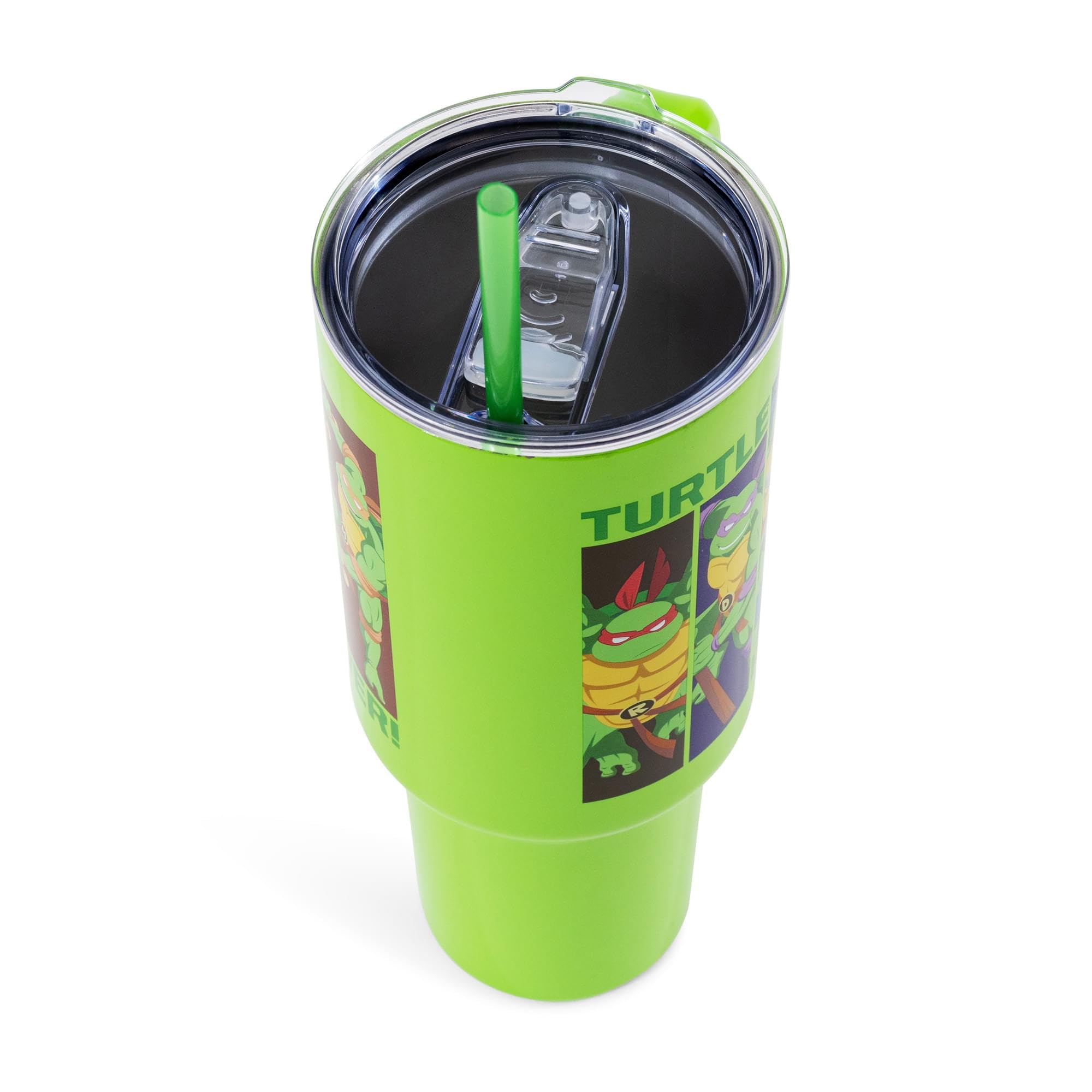 Asa ergonómica en el vaso Silver Buffalo para uso diario.