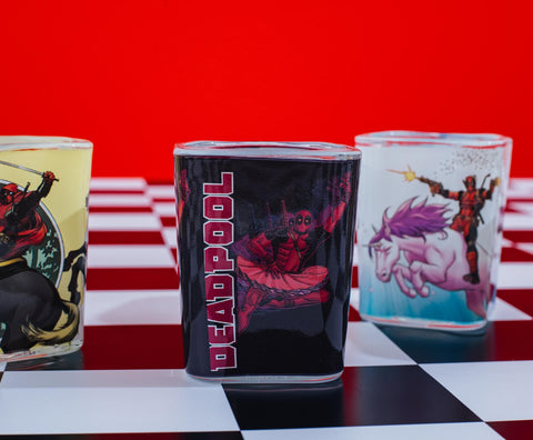 Cada vaso sostiene dos onzas; ideal para tomas rápidas en reuniones.
