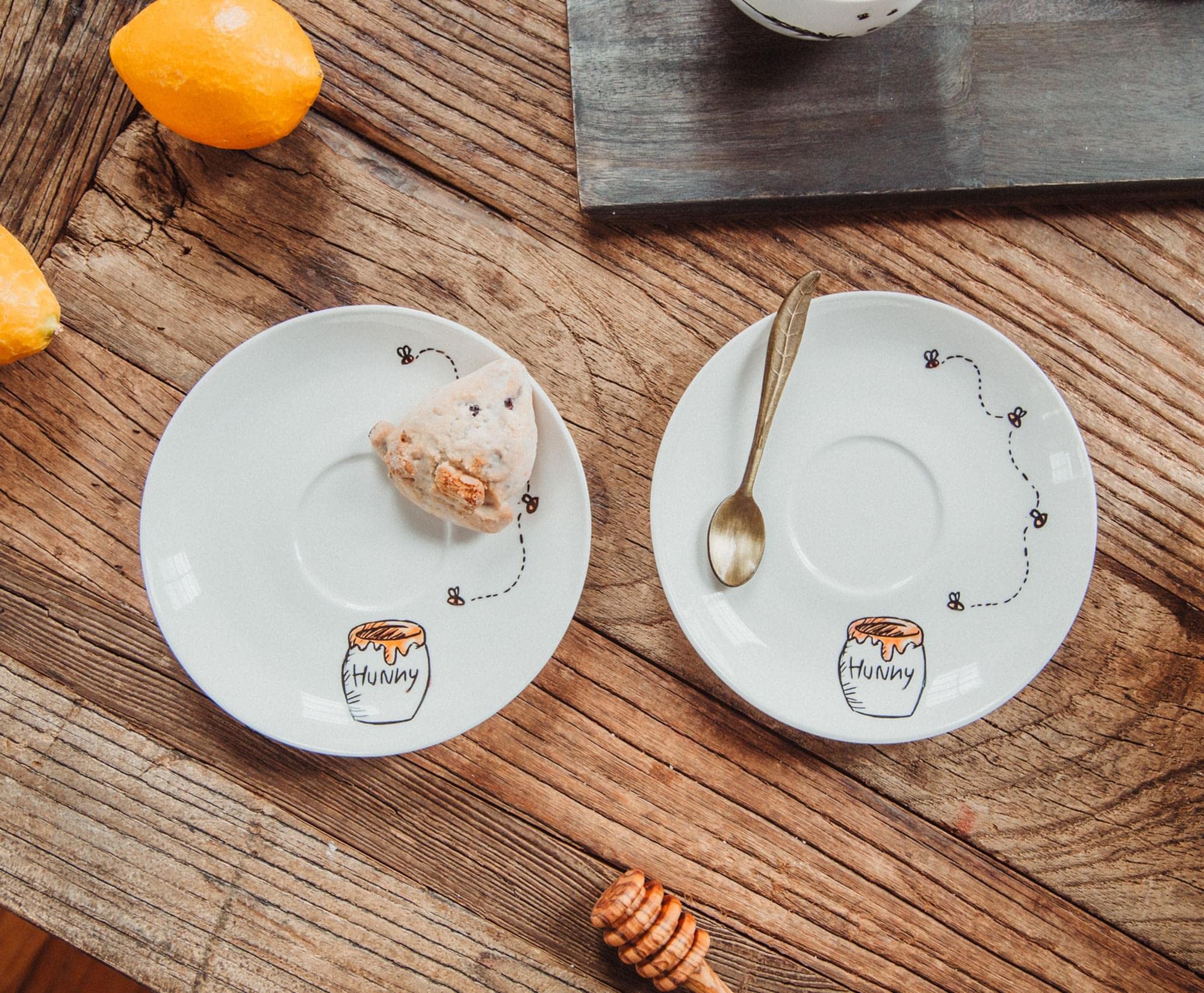 Conjunto completo para té y café con Winnie the Pooh, ideal para reuniones.
