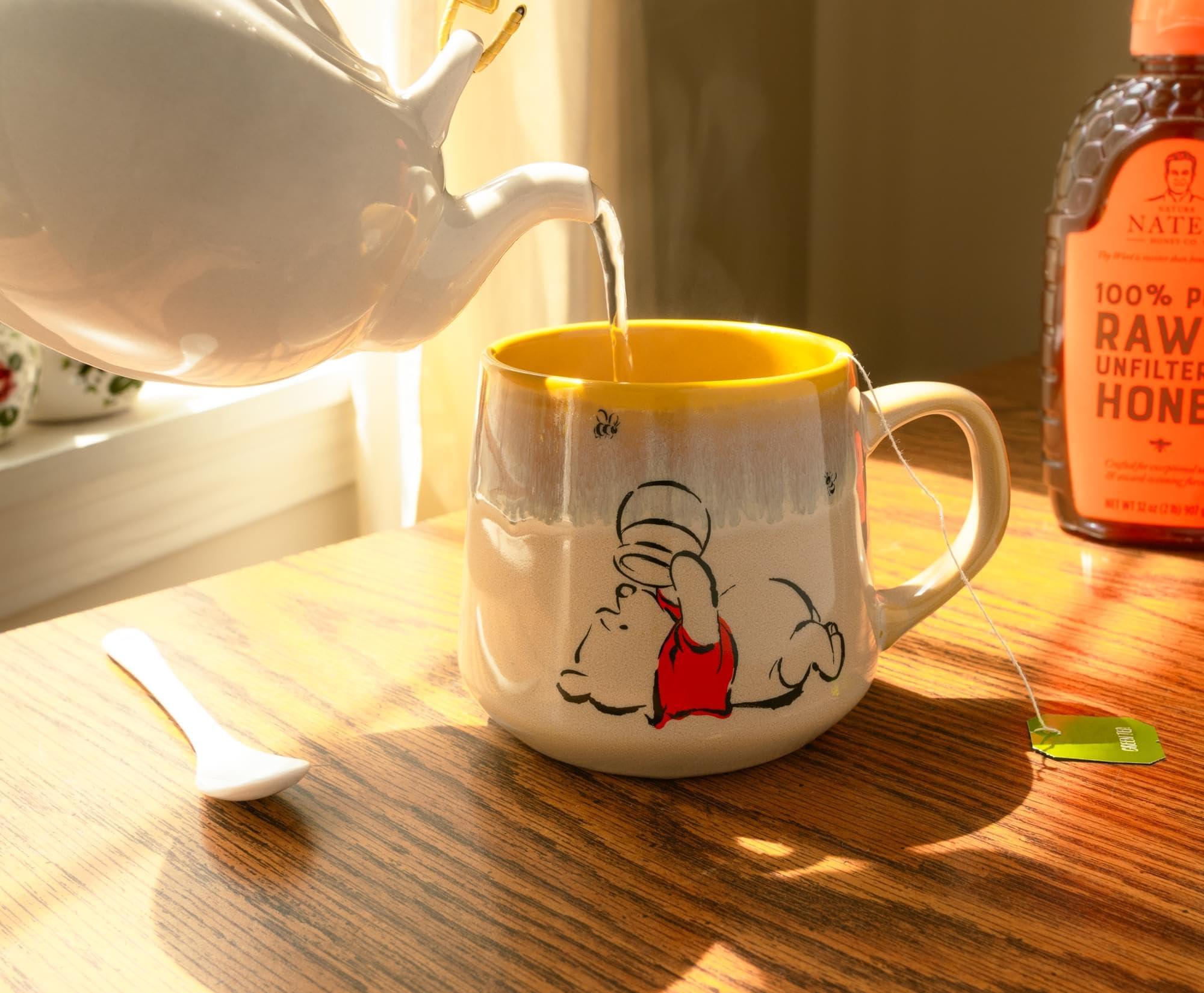 Taza de colección Winnie the Pooh por Silver Buffalo, diseño destacado