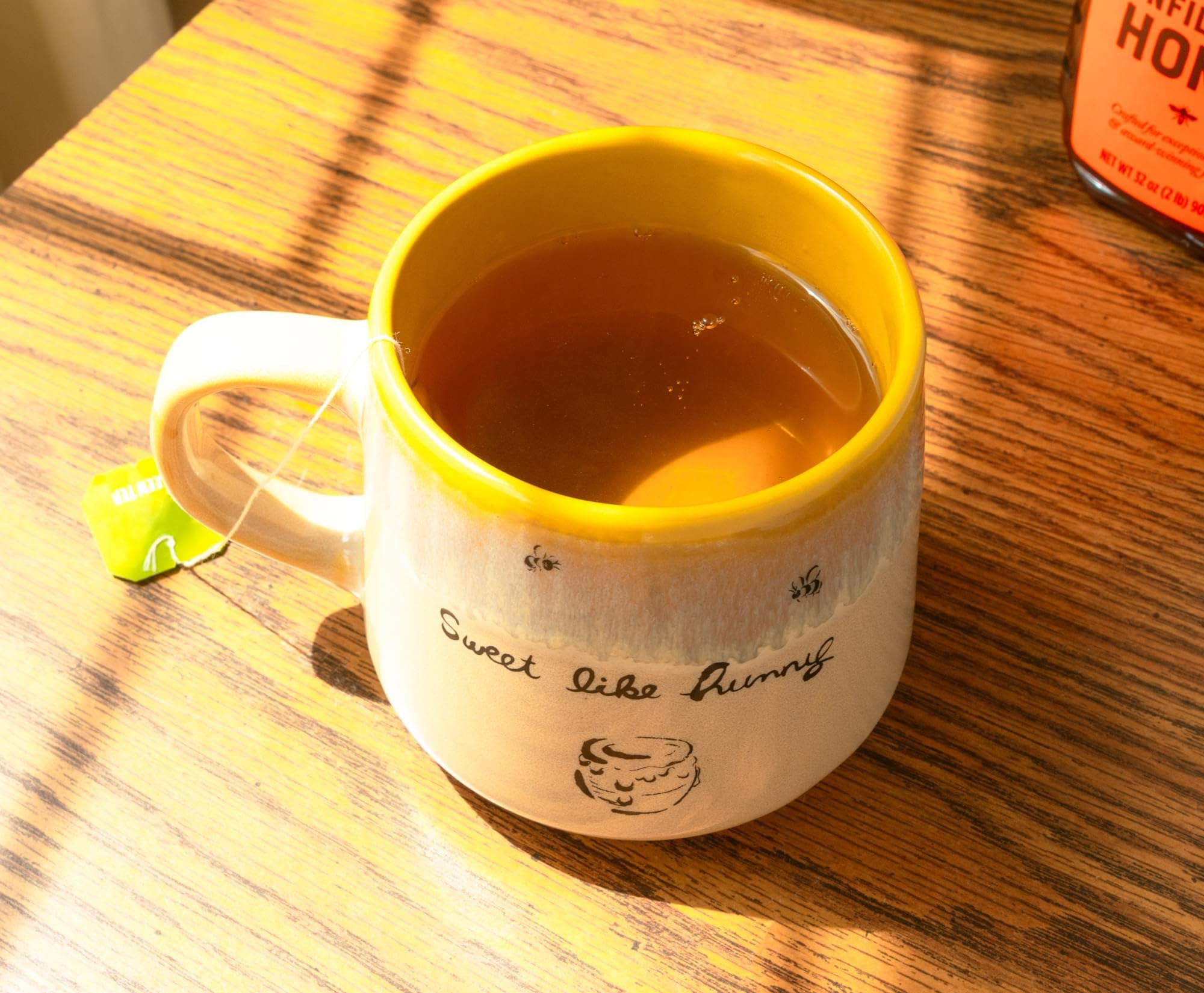 Detalle artístico de Winnie the Pooh en la taza Silver Buffalo