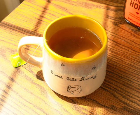 Detalle artístico de Winnie the Pooh en la taza Silver Buffalo