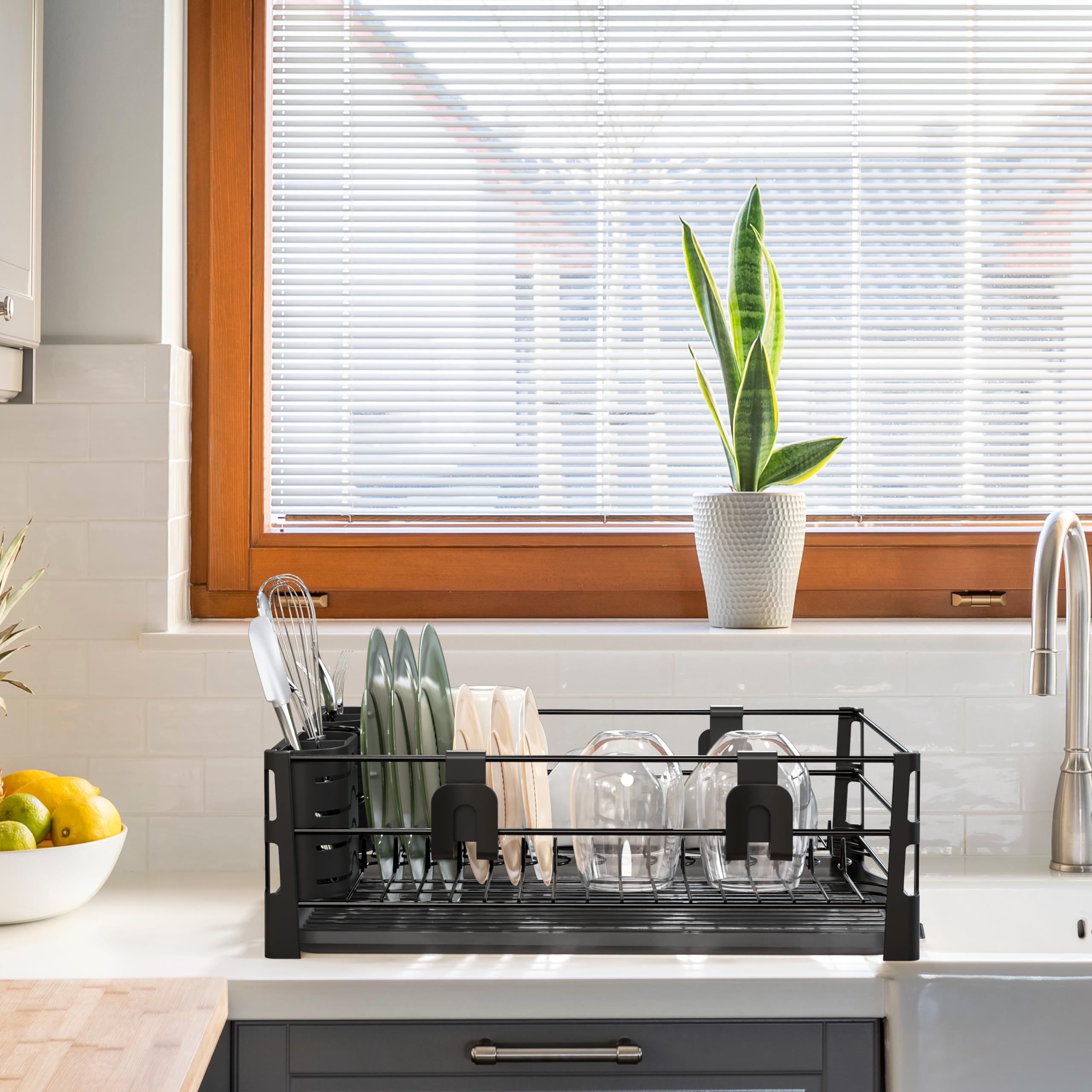 Simple Houseware incluye accesorios: porta-utensilios y cuatro ganchos para tazas