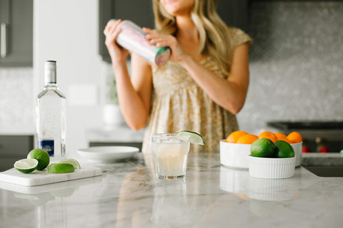 Simple Modern coctelera 20 oz junto a vaso para comparar tamaño práctico