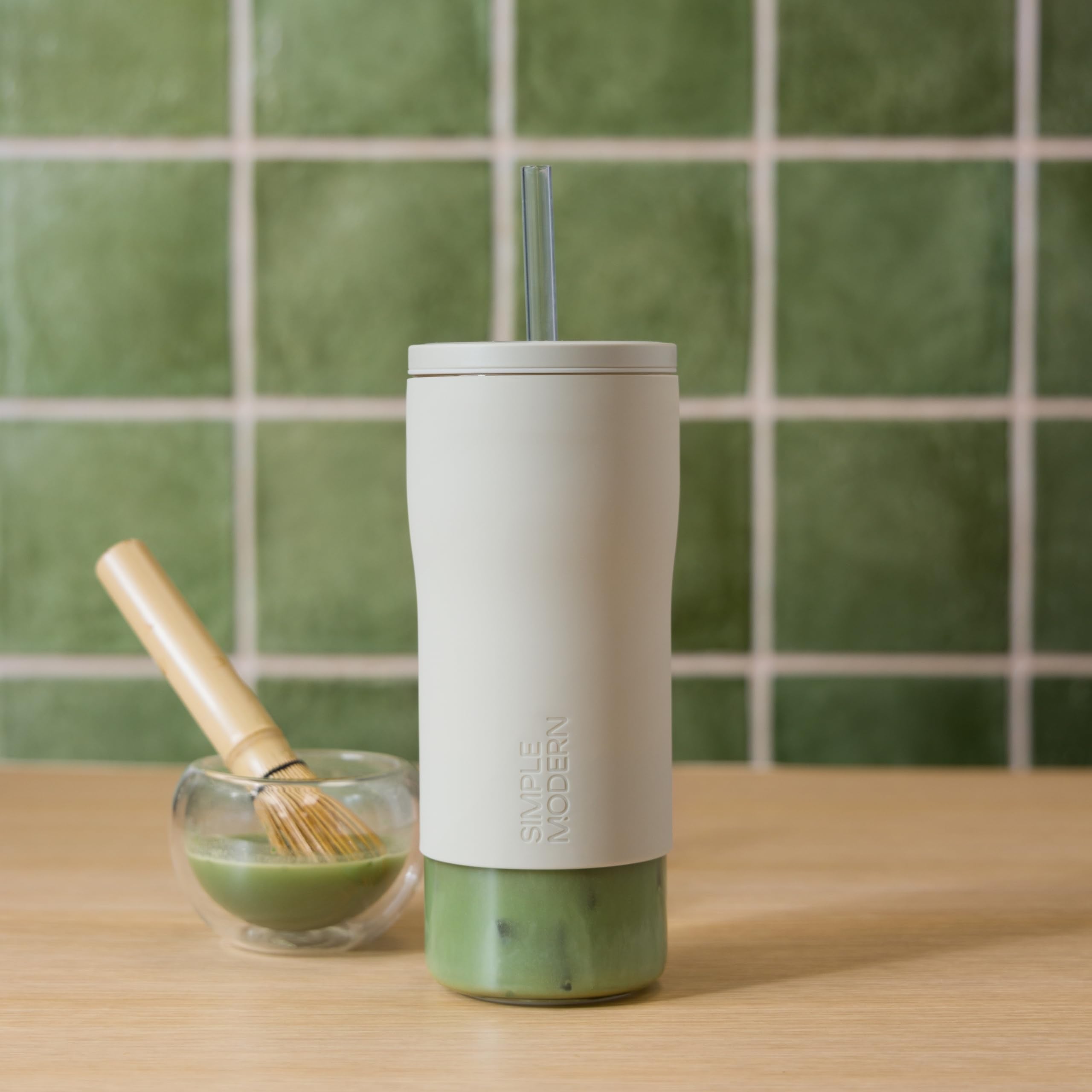 Simple Modern vaso en portavasos de coche que demuestra compatibilidad