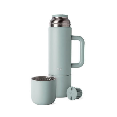 Simple Modern botella Roam frontal mostrando diseño y color Sea Glass Sage