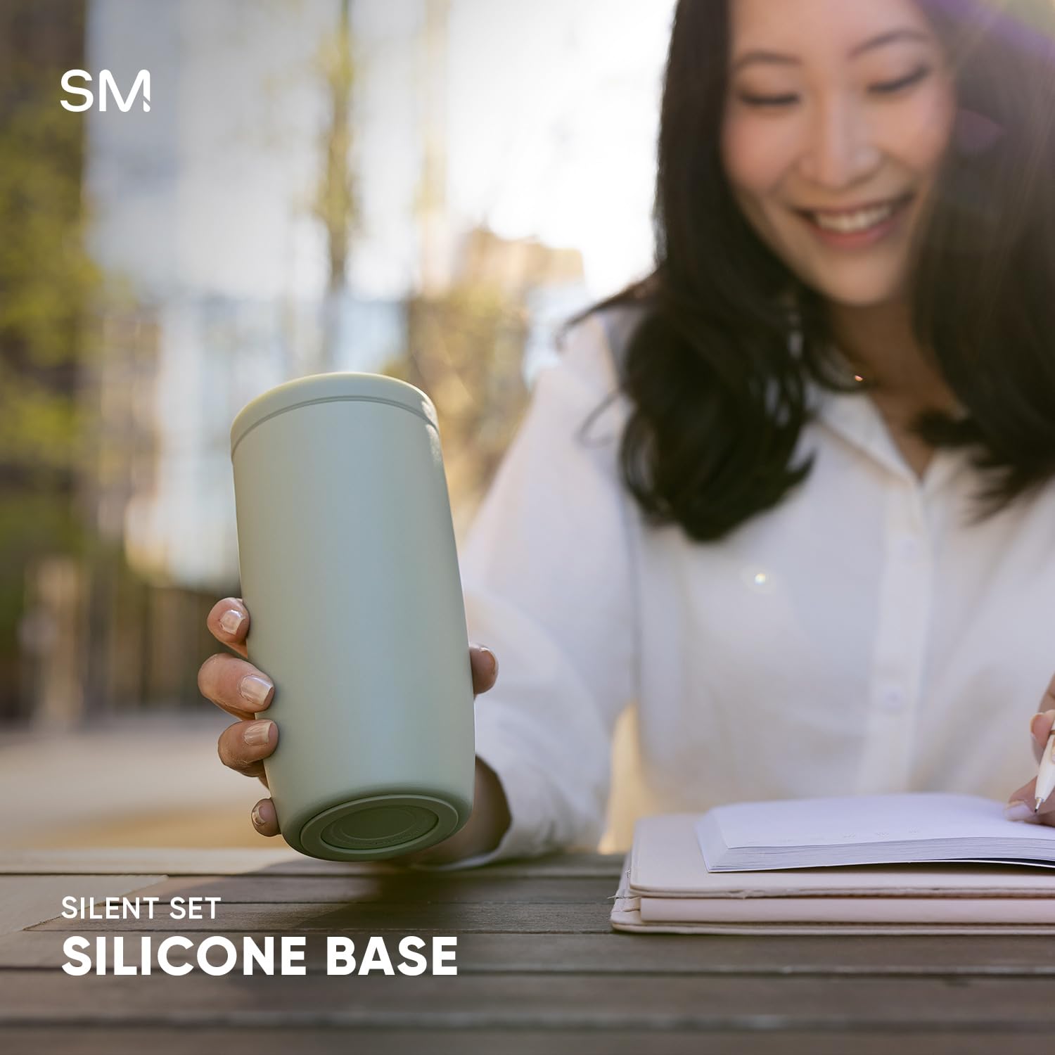 Simple Modern vaso con café sobre escritorio mejora la rutina diaria