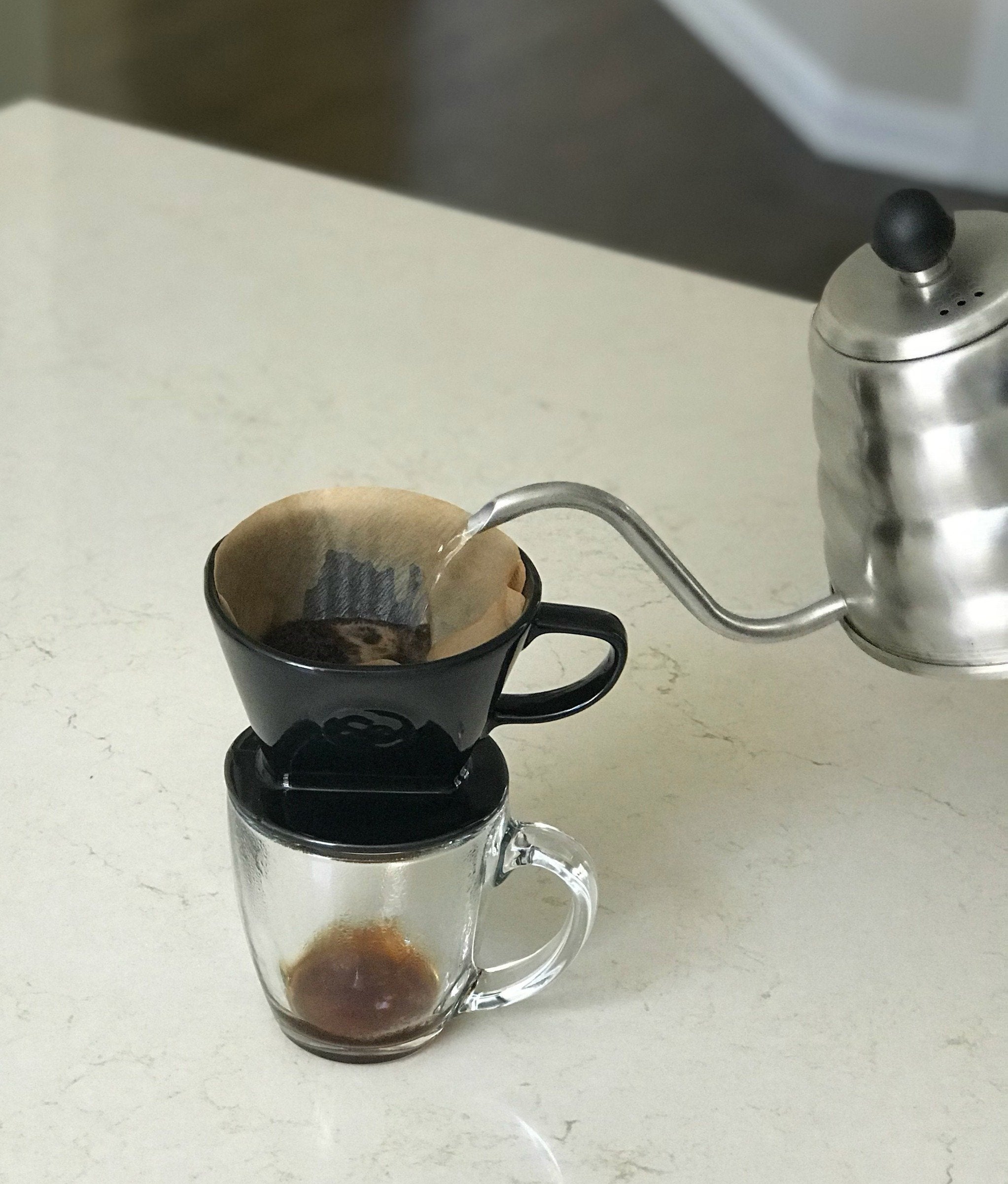 Simply Charmed: café fresco en taza lista para beber.